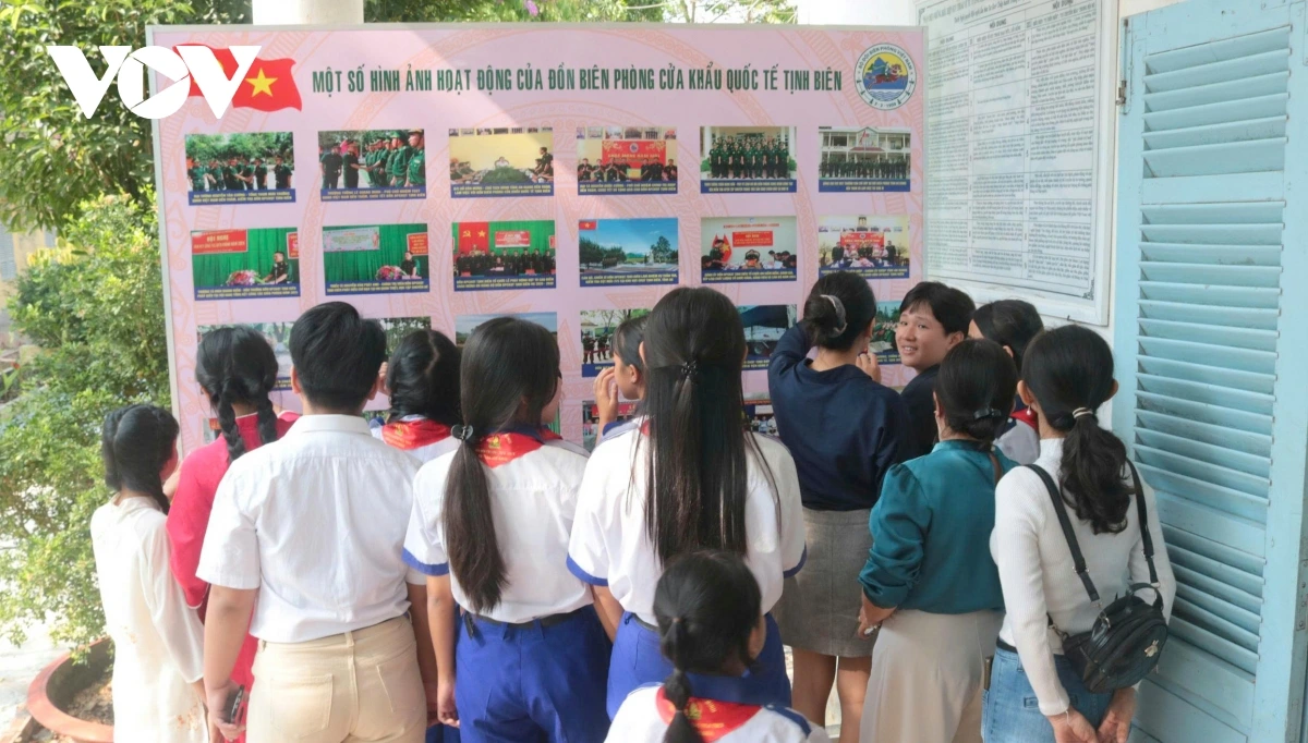 can_bo_giao_vien_va_hoc_sinh_con_duoc_tham_quan_don_vi_tim_hieu_ve_nhiem_vu_bao_ve_chu_quyen_bien_gioi.jpg
