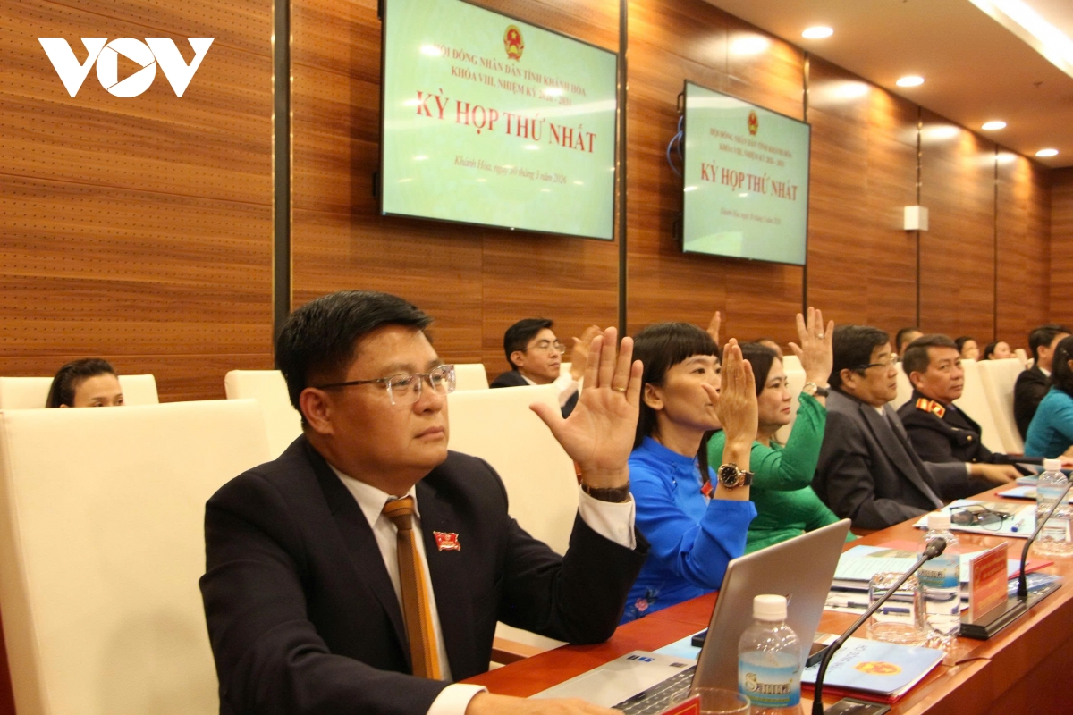 Đại biểu Hội đồng Nhân dân tỉnh Khánh Hòa biểu quyết thông qua Nghị quyết