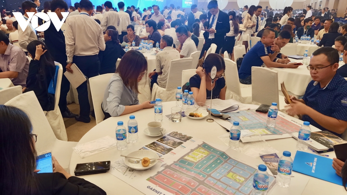 Người trẻ tại TP.HCM chật vật với việc mua nhà (Ảnh: Duy Phương)