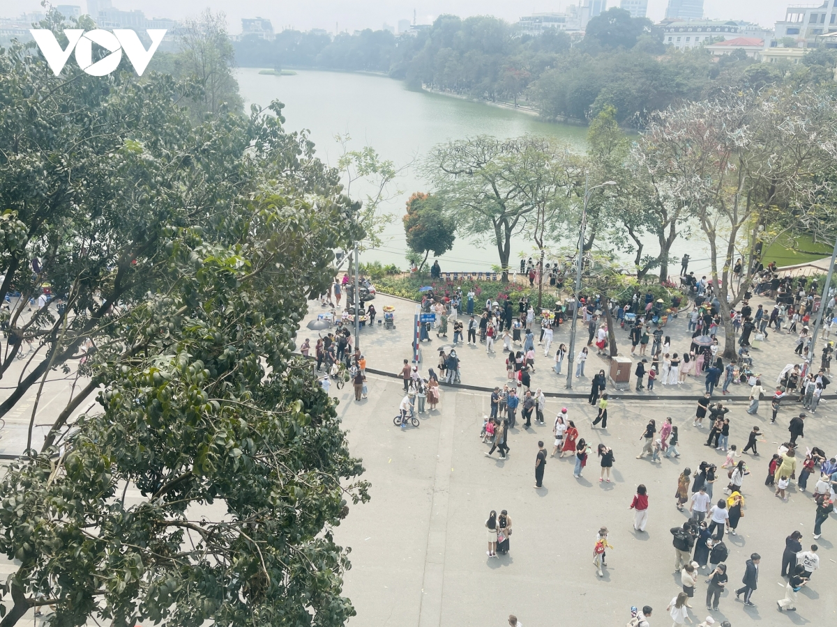 Theo GS. Đặng Hùng Võ, quy hoạch Hà Nội càng dài hạn càng tốt, nhưng phải hợp lòng dân. Nếu tái thiết theo kiểu nhà chọc trời đồng loạt mà làm mất các tầng văn hóa, thì Hà Nội sẽ không còn là Hà Nội nữa