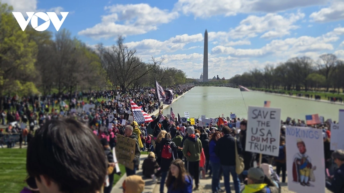 hang_van_nguoi_tap_trung_tai_khu_vuc_trung_tam_thu_do_washington_de_bieu_tinh_phan_doi.jpg