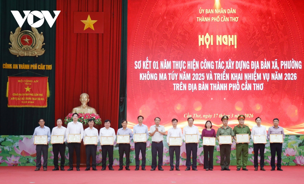 lanh_dao_ubnd_thanh_pho_can_tho_tang_bang_khen_cho_cac_tap_the_ca_nhan_tieu_bieu.jpg
