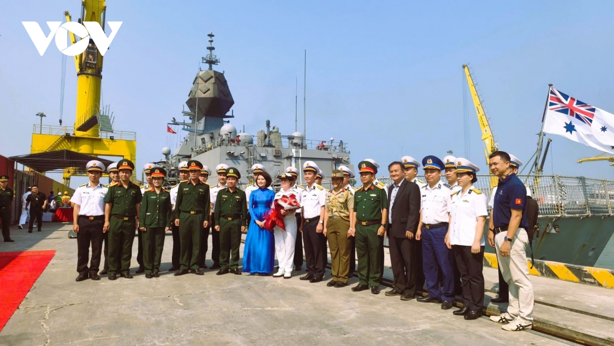 le_don_tau_hmas_toowoomba_va_si_quan_thuy_thu_doan_tai_cang_tien_sa.jpg