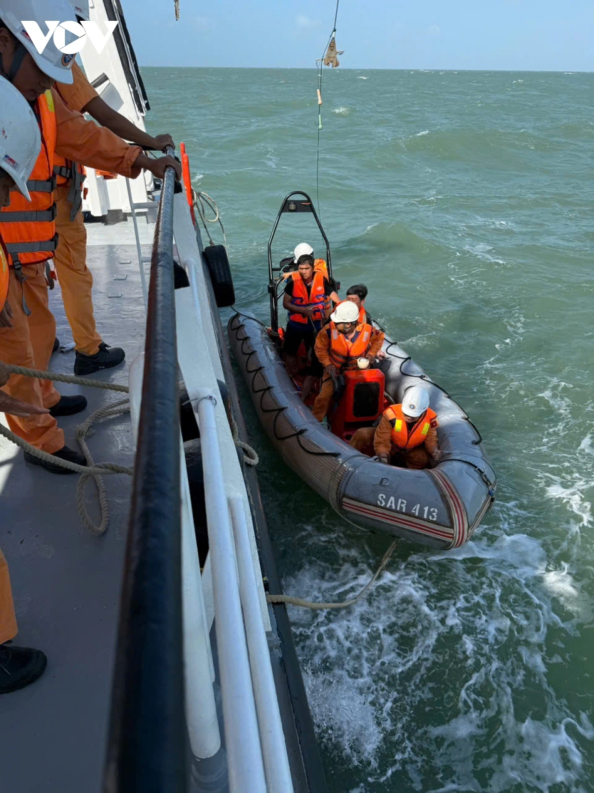 luc_luong_cuu_nan_dua_nan_nhan_len_tau_sar_413.jpg