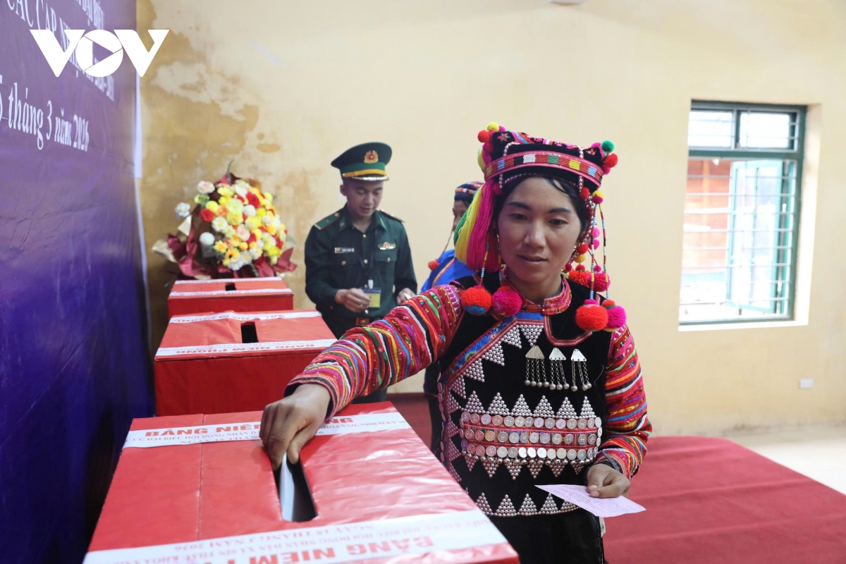 nguoi_dan_ban_ta_ko_khu_xa_sin_thau_tinh_dien_bien_tham_gia_bo_phieu.jpg