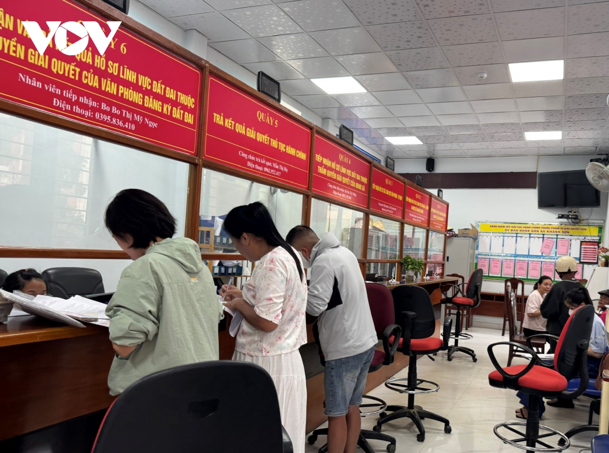 Người dân làm thủ tục hành chính tại xã miền núi Khánh Sơn, tỉnh Khánh Hòa