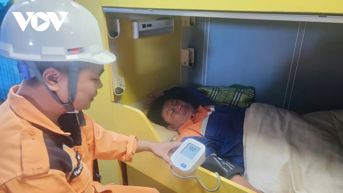 thuyen_vien_bi_nan_duoc_cham_soc_y_te_tren_tau_sar_413.jpg