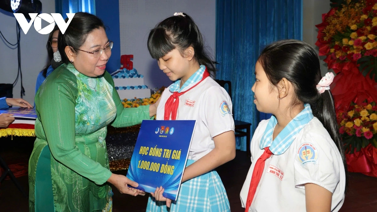 vov_-_ban_to_chuc_trao_20_suat_hoc_bong_cho_cac_em_hoc_sinh_tai_buoi_le.jpg