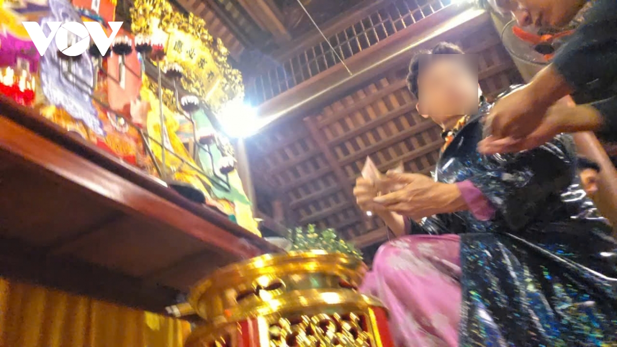 Chỉ một lúc thanh đồng Phạm Hải Hậu nhận rất nhiều tiền mệnh giá lớn của người dân