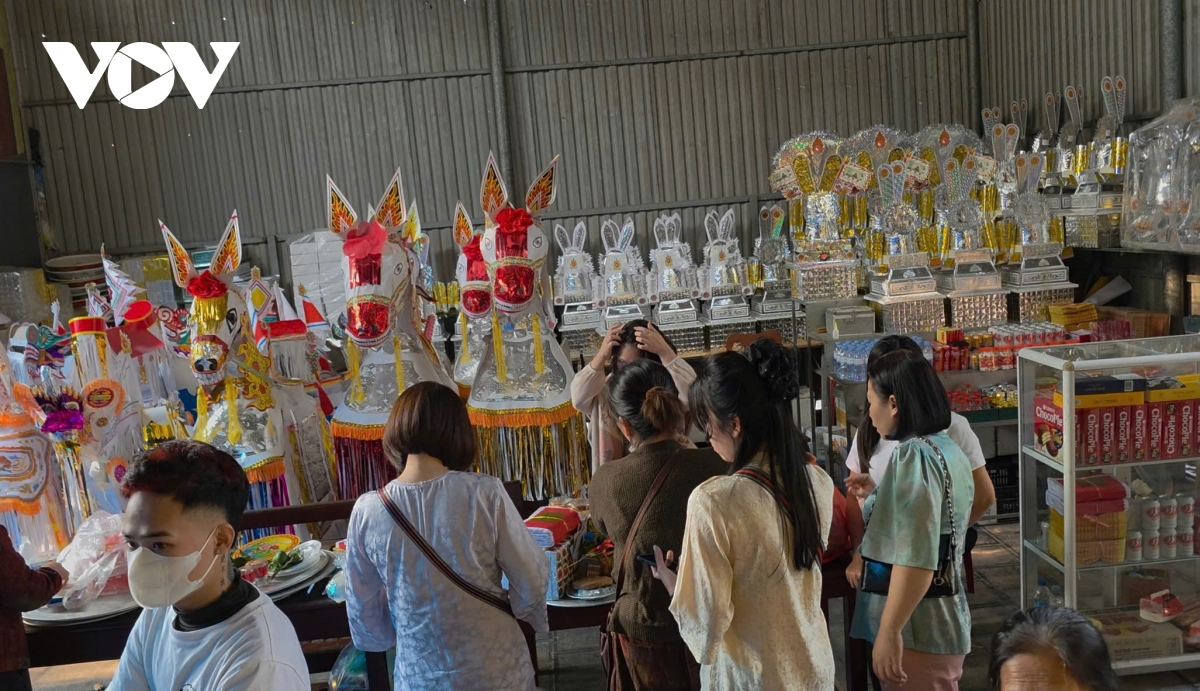 Đông đào người dân chờ sắp lễ với giá từ 1 triệu đền vài triệu đồng dịch vụ này được cung cấp bởi nhà Đền