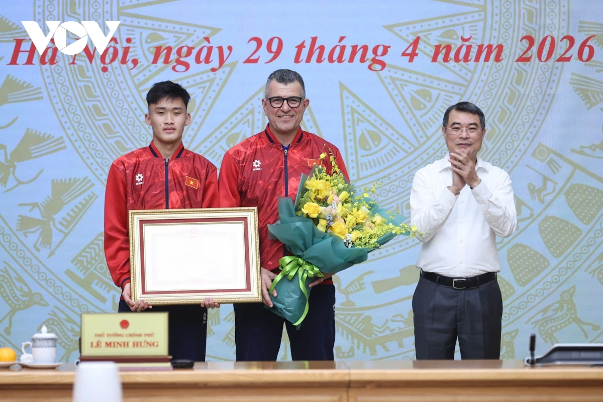 29-04_thu_tuong_le_minh_hung_tang_bang_khen_cho_doi_tuyen_bong_da_nam_u17_quoc_gia_viet_nam.jpg