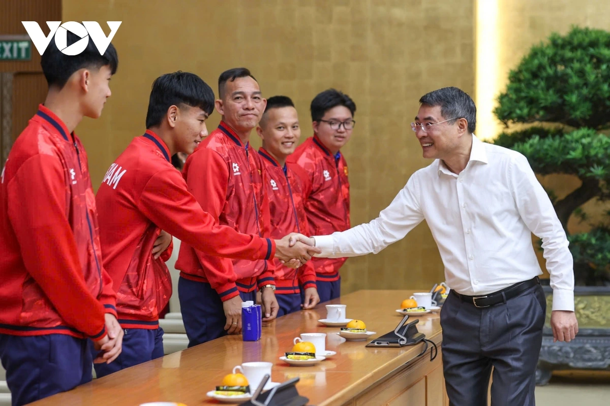 29-04_tu_tuong_le_minh_hung_gap_mat_cac_cau_thu_u17_quoc_gia_viet_nam.jpg