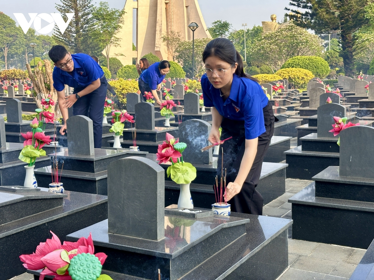Thế hệ trẻ Đắk Lắk thành kính dâng hương, tri ân những người đã hy sinh vì Tổ quốc.

