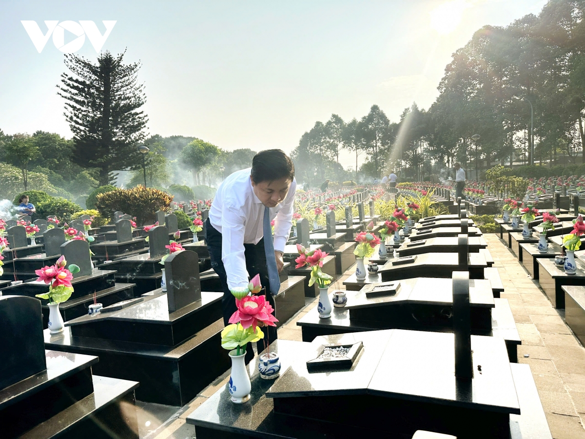 Ông  Lương Nguyễn Minh Triết, Ủy viên Ban Chấp hành Trung ương Đảng, Bí thư Tỉnh ủy Đắk Lắk thắp hương tri ân các anh hùng liệt sĩ.