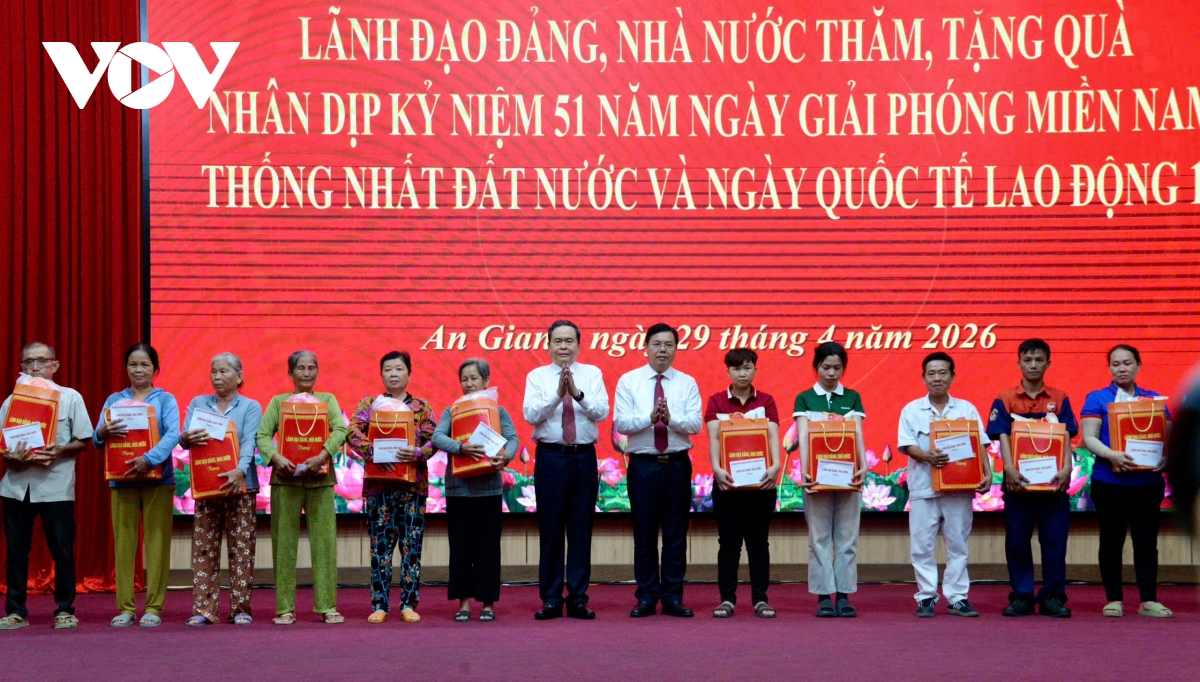 29_4_ctqh_tham_tang_qua_tinh_an_giang_3_20260429110934.jpg