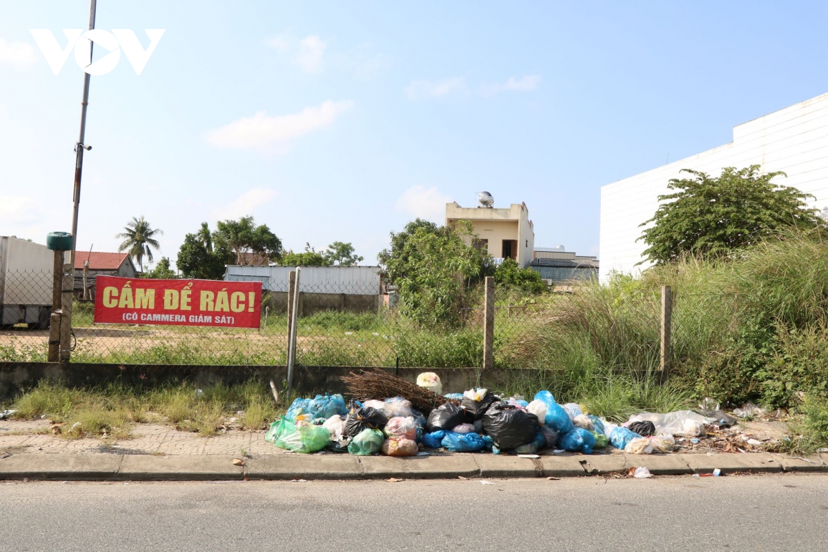 Việc thu gom xử lý rác thải cần nhiều giải pháp đồng bộ từ nhiều phía.JPG