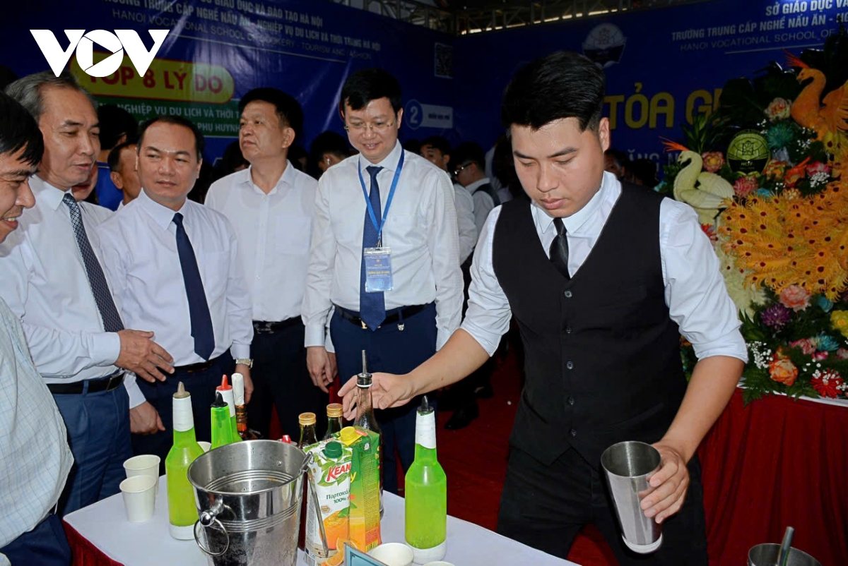 Các đại biểu tham quan gian hàng của các cơ sở giáo dục nghề nghiệp