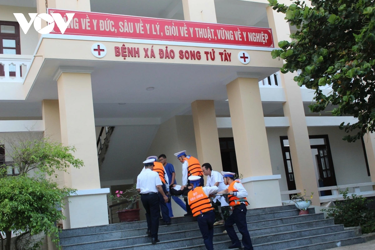 Bệnh nhân được đưa vào bệnh xá đảo để cấp cứu