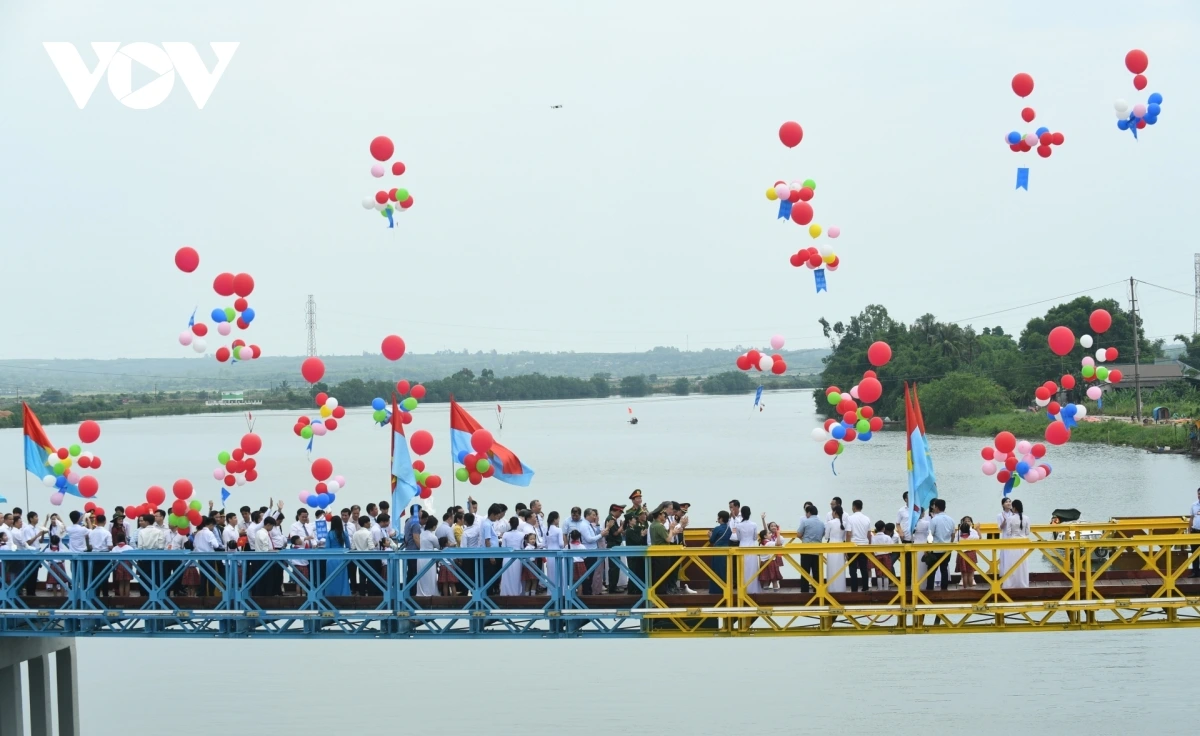 bong_bay_va_canh_chim_bo_cau_hoa_binh_duoc_tha_tren_cau_hien_luong.jpg