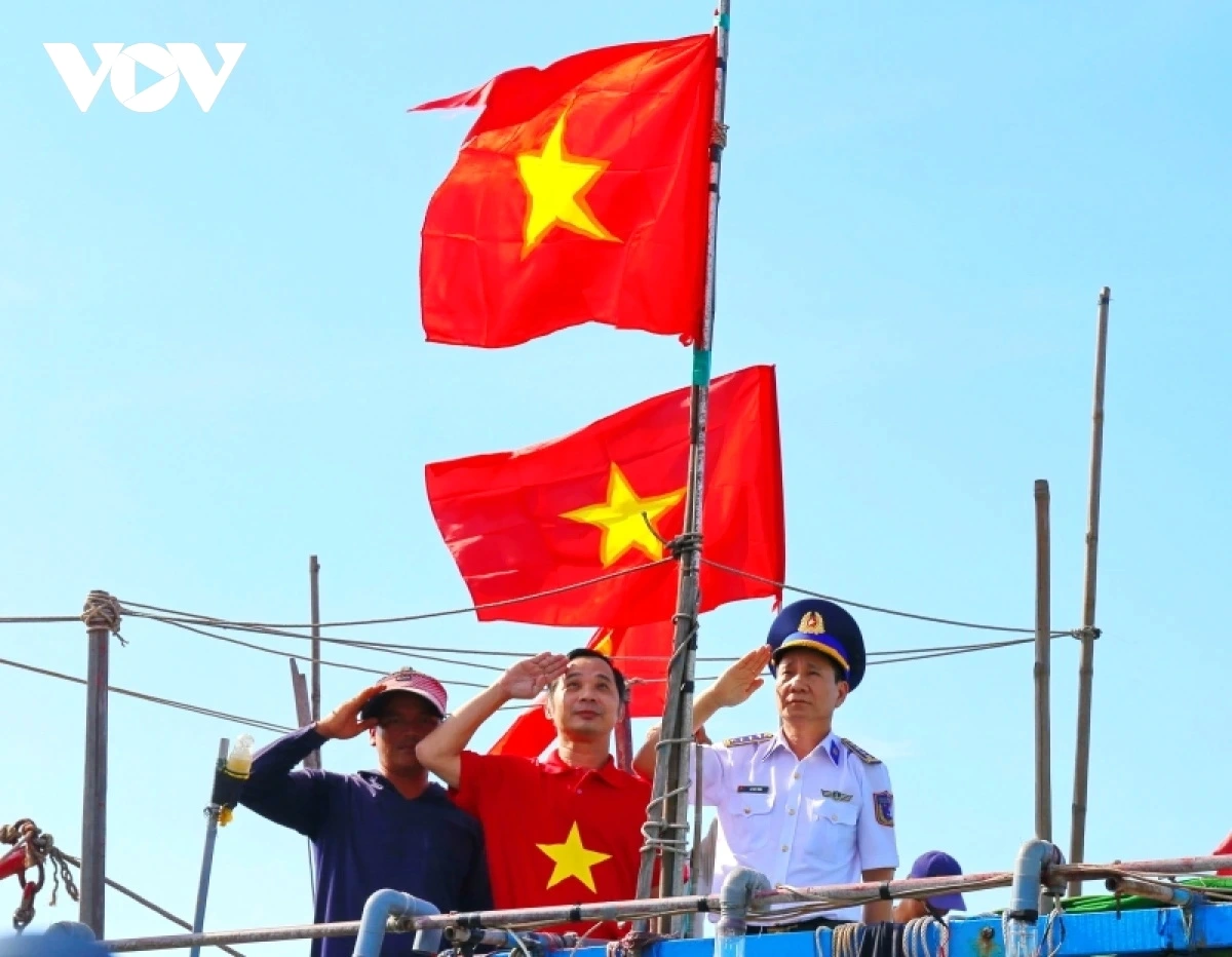 co_to_quoc_kieu_hanh_tung_bay_tren_cac_tau_ca_ngu_dan_mien_trung_20260430031355.jpg
