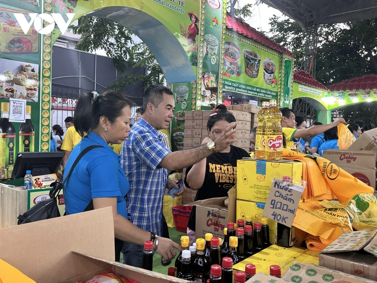 cong_nhan_duoc_tang_phieu_mua_hang_tai_chuong_trinh.jpg