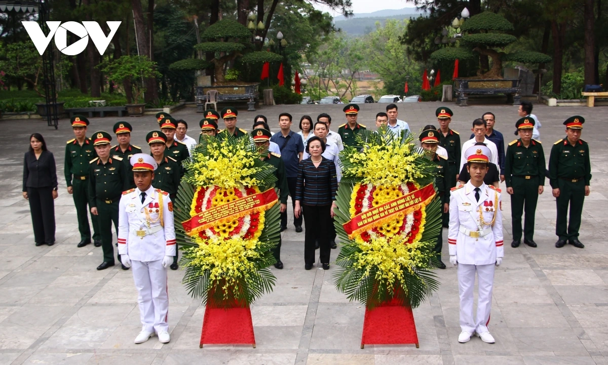 doan_cong_tac_dang_huong_tuong_niem_cac_anh_hung_liet_si_tai_nghia_trang_liet_si_quoc_gia_truong_son.jpg