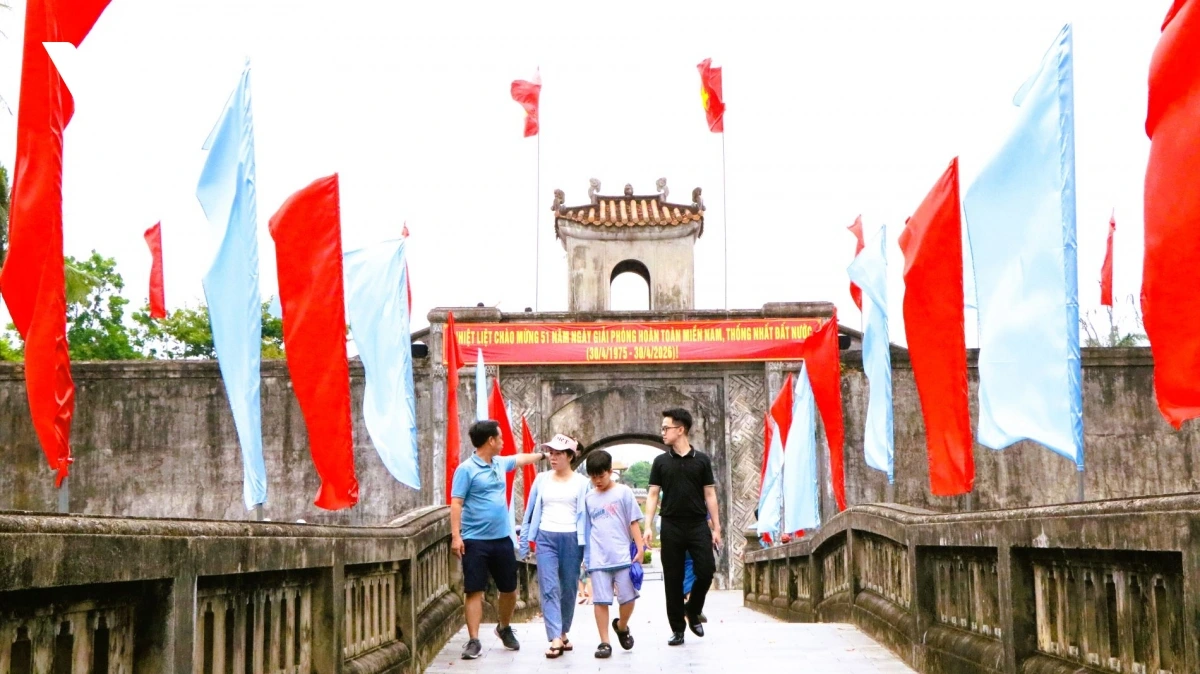 du_khach_ghe_tham_thanh_co_quang_tri_ngay_30-4.jpg