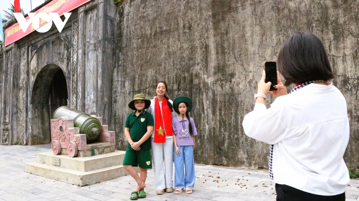 ghi_lai_nhung_khoanh_khac_ben_cong_thanh_co_quang_tri.jpg