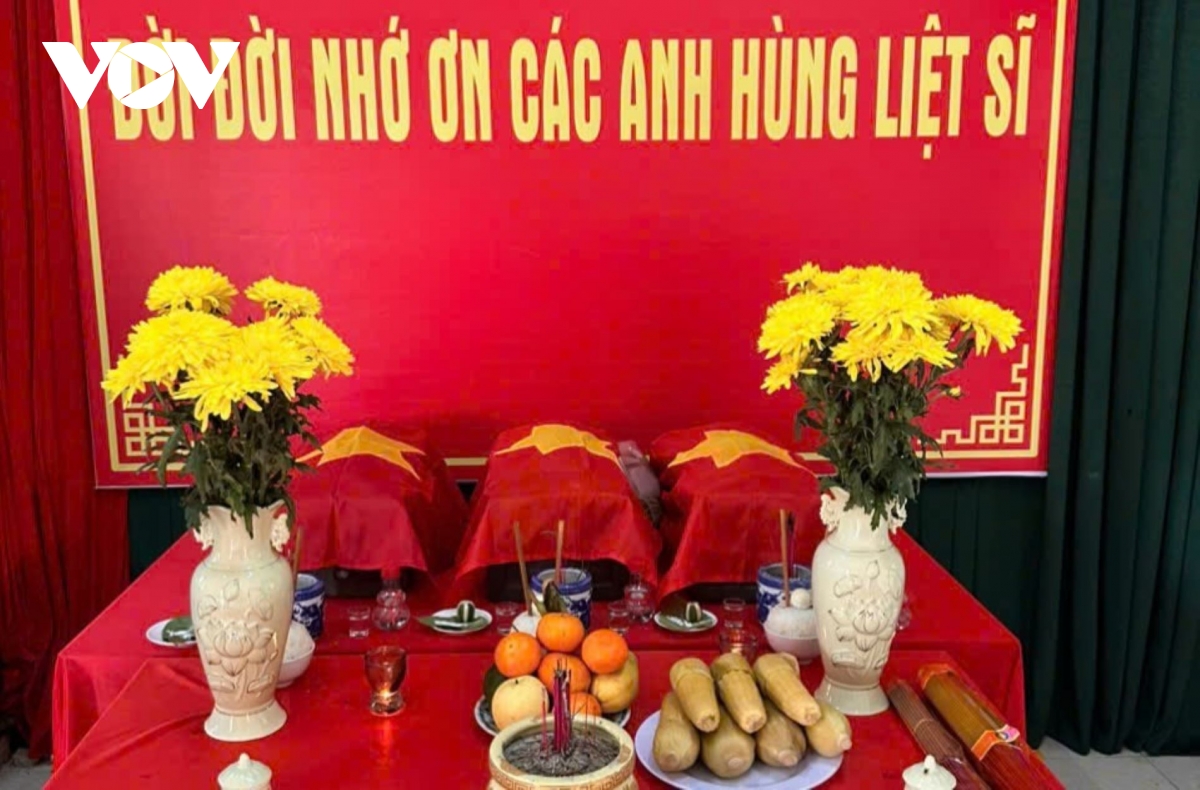 hai_cot_cac_liet_si_dang_duoc_quan_tai_i_doi_quy_tap_584_phong_chinh_tri_bo_chqs_tinh_quang_tri_3.jpg