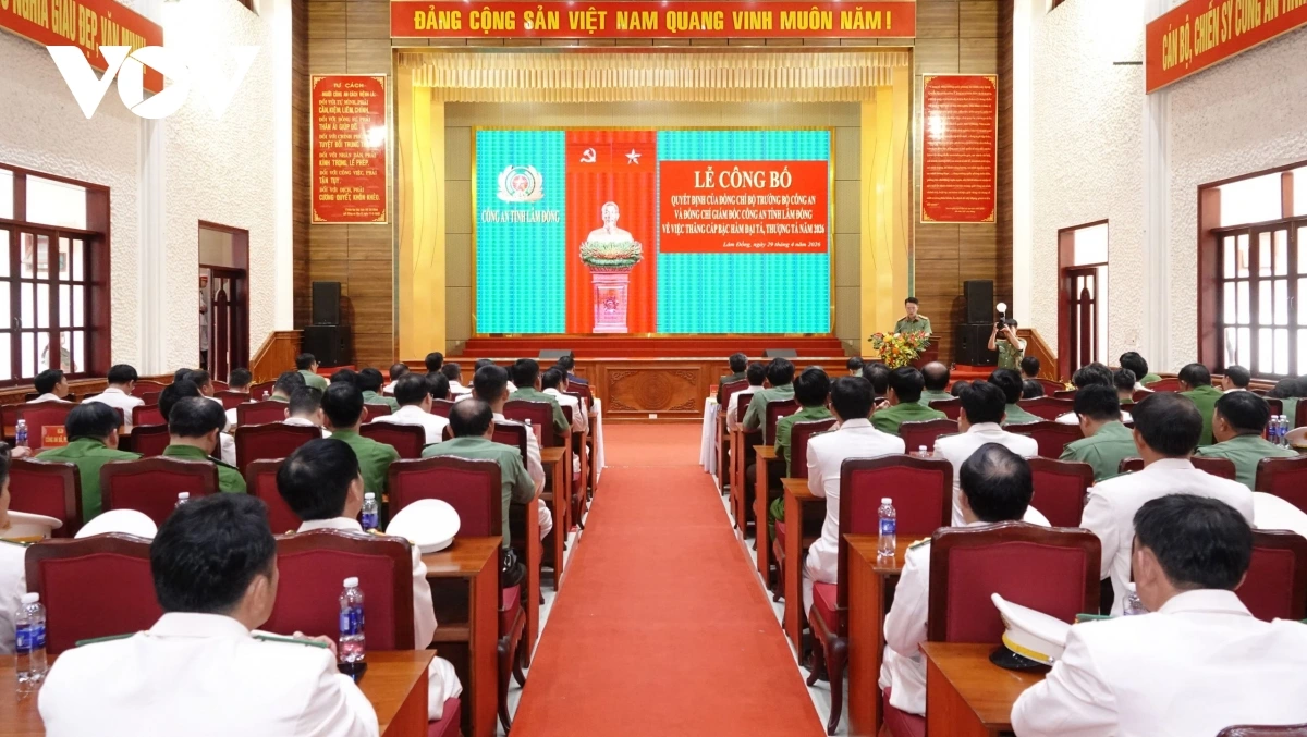 lam_dong_thang_cap_bac_ham_gan_100_can_bo_si_quan_cong_an_1.jpg