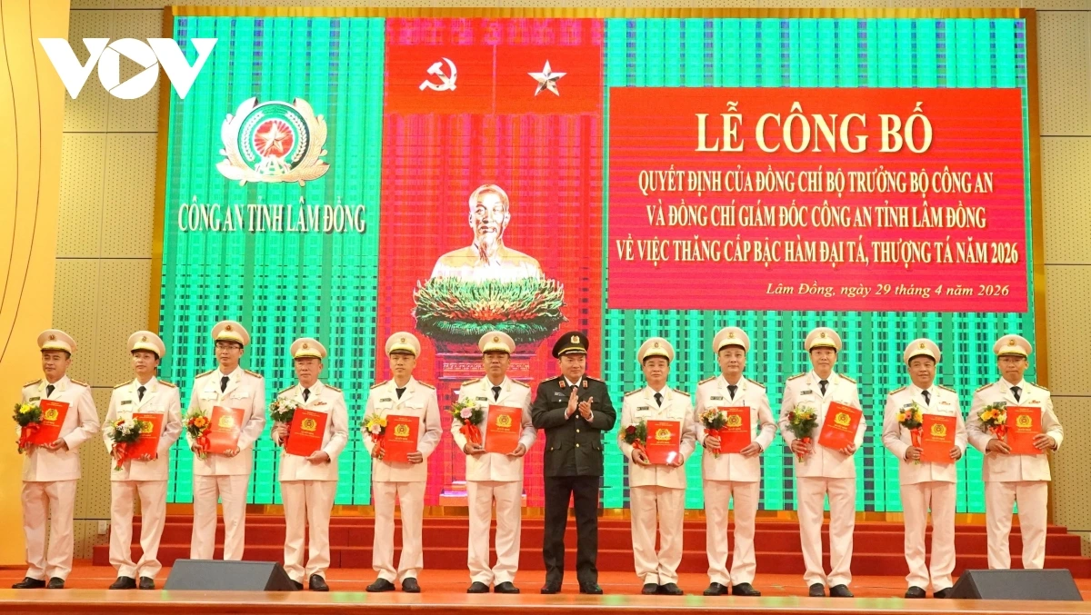 lam_dong_thang_cap_bac_ham_gan_100_can_bo_si_quan_cong_an_2.jpg
