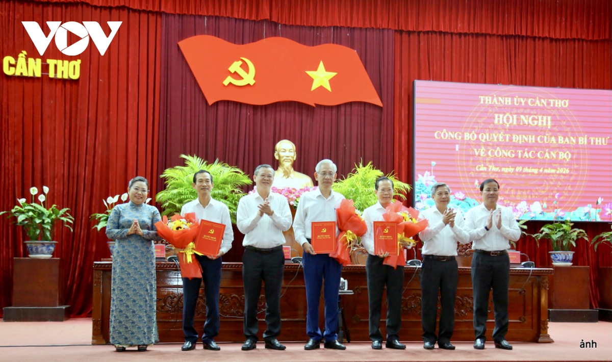 lanh_dao_thanh_pho_can_tho_trao_quyet_dinh_cua_ban_bi_thu_va_tang_hoa_chuc_mung.jpg