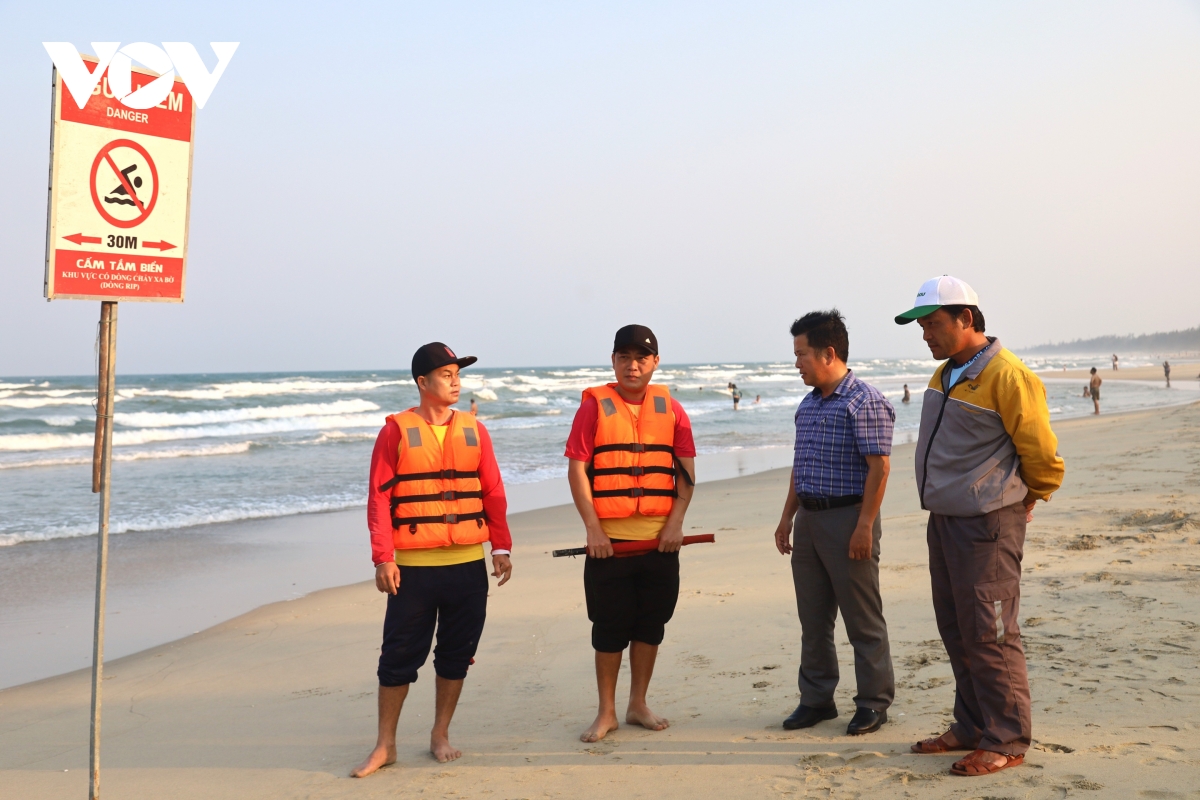 lanh_dao_ubnd_xa_tinh_khe_kiem_ta_cong_tac_canh_bao_va_cuu_ho_tai_khu_vuc_bai_bien_tinh_khe_tinh_quang_ngai_20260421124353.jpg