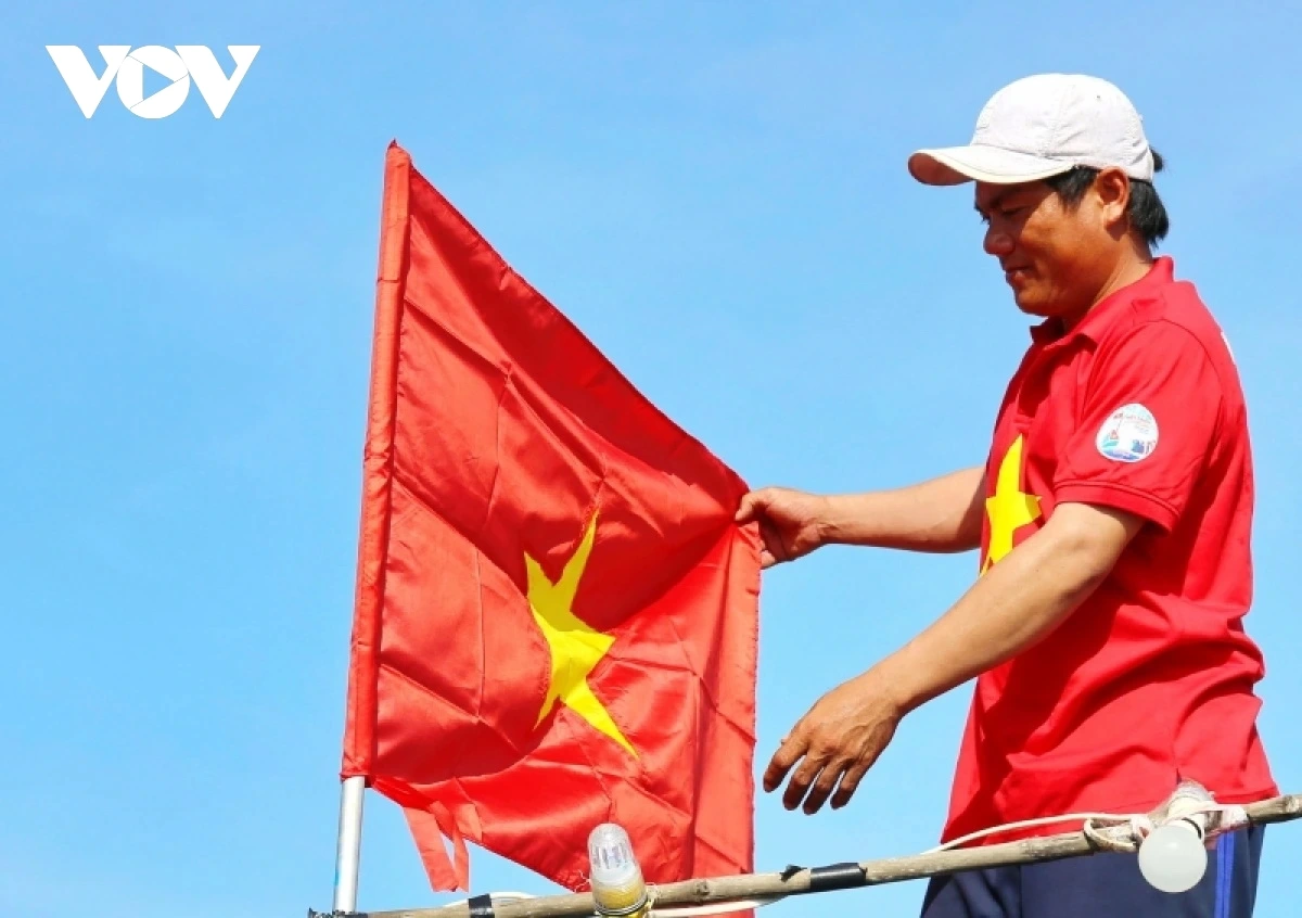 ngu_dan_thay_moi_co_to_quoc_tren_dinh_cot_buom_tau_ca_sau_khi_duoc_tang_20260430031355.jpg