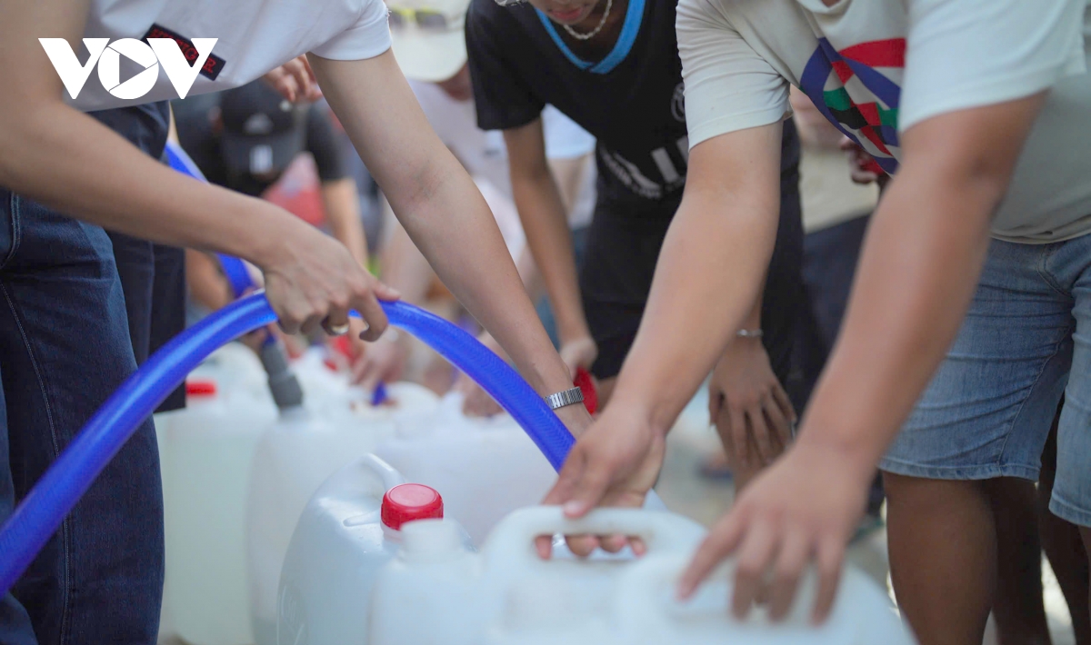 nguoi_dan_den_lay_nuoc_de_phuc_vu_sinh_hoat_hang_ngay.jpg