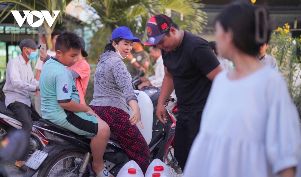 nguoi_dan_vung_ven_bien_thuong_xuyen_chung_kien_canh_thieu_nuoc_sinh_hoat_vao_mua_kho.jpg