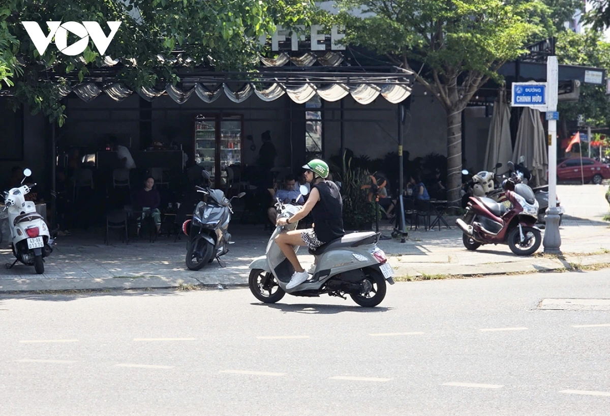 nguoi_nuoc_ngoai_sinh_song_lam_viec_tai_da_nang_rat_dong_va_phan_lon_tuan_thu_quy_dinh_khi_tham_gia_giao_thong.jpg