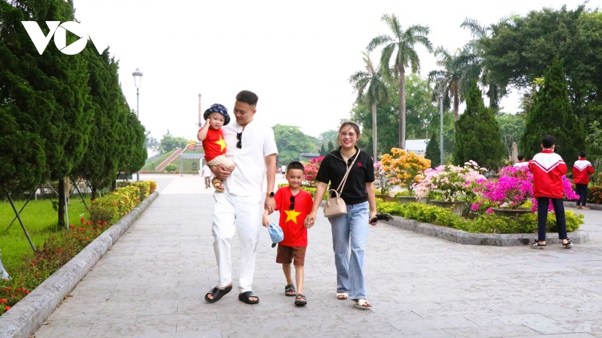 nhieu_gia_dinh_chon_thanh_co_quang_tri_la_diem_den_de_tri_an_dip_30-4.jpg