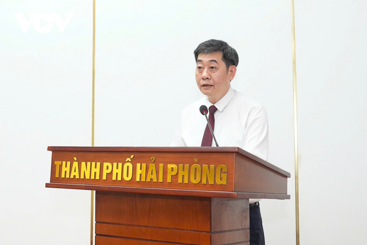 ong_nguyen_hoang_long_quyen_chanh_van_phong_ubnd_thanh_pho_hai_phonganh_dam_thanh.jpg