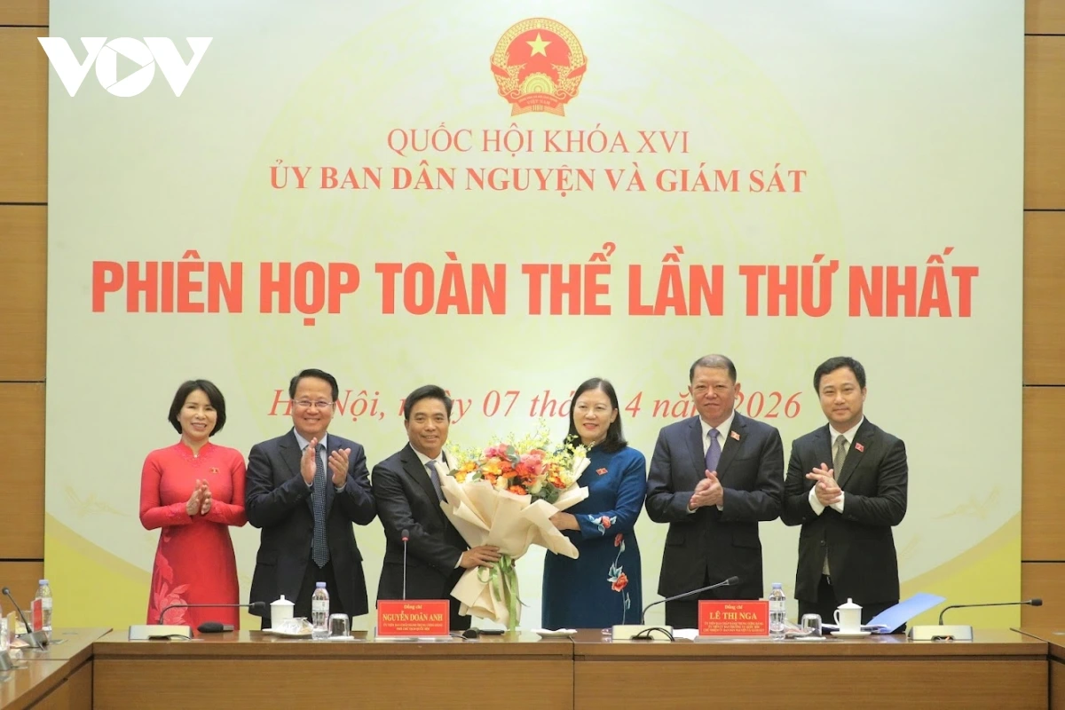 pho_chu_tich_quoc_hoi_nguyen_doan_anh_tang_hoa_chuc_mung_thuong_truc_uy_ban_dan_nguyen_va_giam_sat_2.jpg