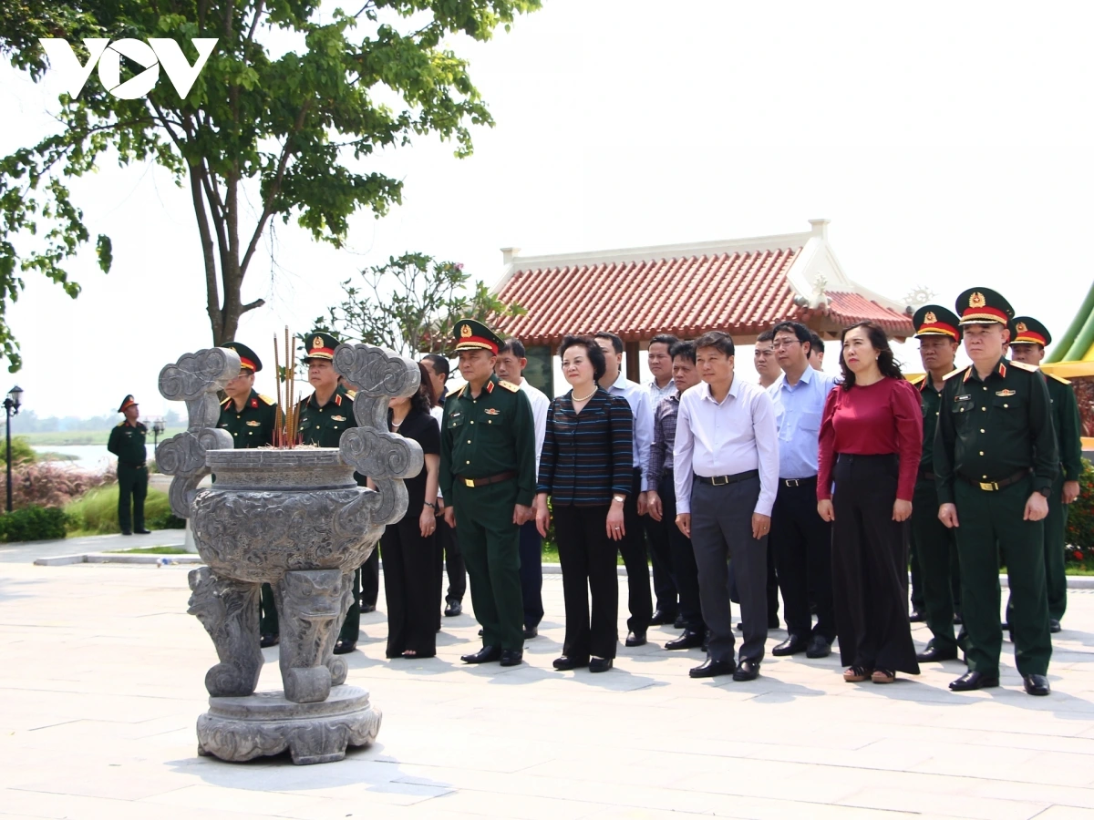 pho_thu_tuong_chinh_phu_pham_thi_thanh_tra_vieng_16_anh_hung_liet_si_thanh_nien_xung_phong_hy_sinh_tai_ben_pha_ii_long_dai.jpg