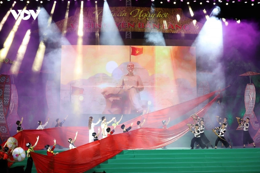 1._voi_thoi_luong_120_phut_chuong_trinh_da_mang_den_khong_gian_van_hoa_tay_bac_dac_sac.jpg
