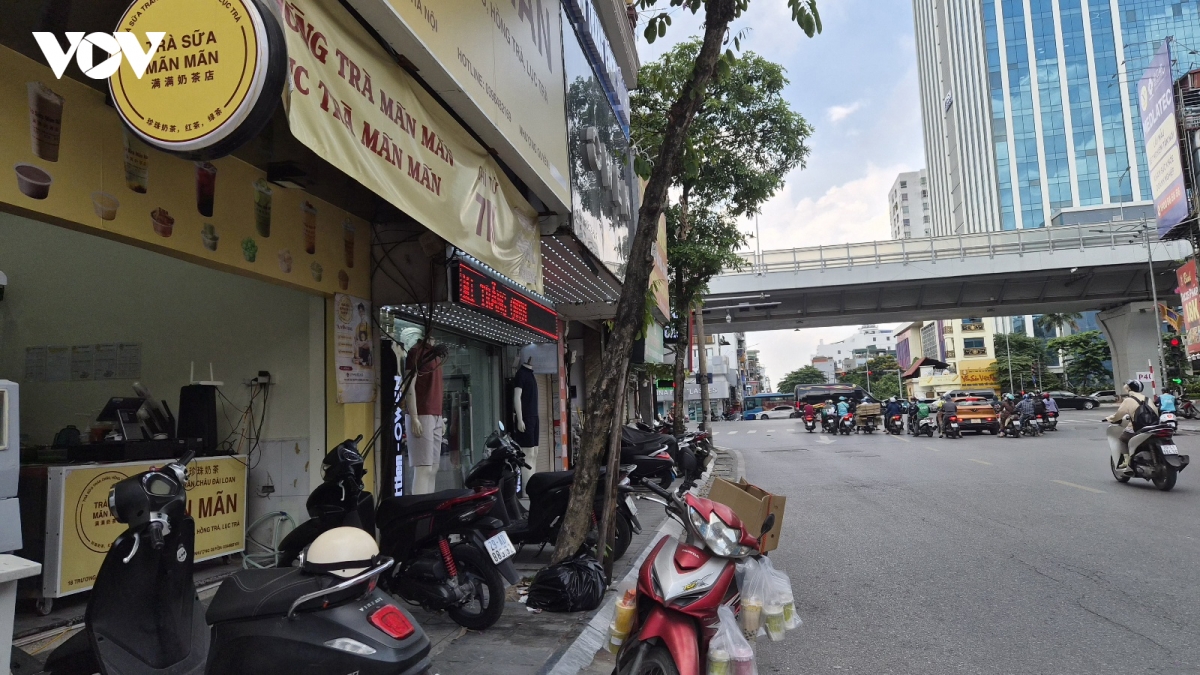 Mua trà sữa cũng phải xếp hàng, ít quán vắng như thế này