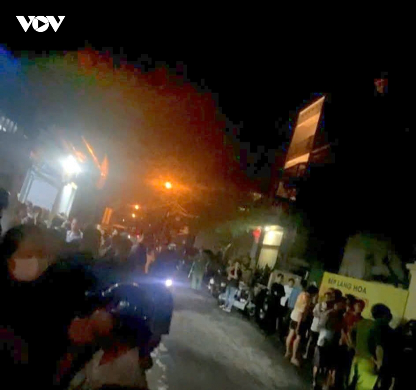 17_5_toi_175_dong_nguoi_dan_co_mat_tai_khu_vuc_nha_hang_bep_lang_hoa_20260517234912.jpg