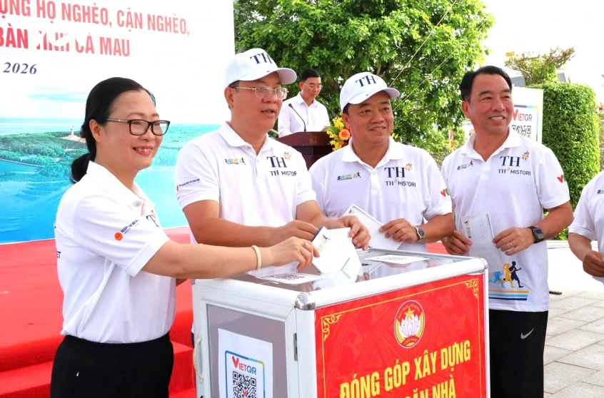 1_lanh_dao_tinh_ca_mau_la_nhung_nguoi_dau_tien_ung_ho_cho_chuong_trinh_xay_nha_cho_nguoi_ngheo.jpg