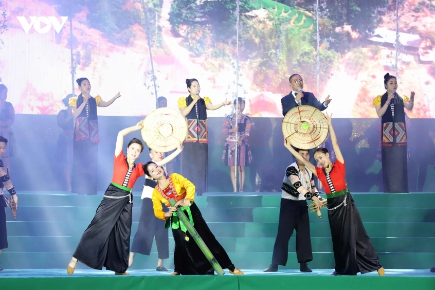 2._cac_tiet_muc_nghe_thuat_dan_dung_cong_phu_nhu_bac_ho_voi_dong_bao_tay_bac_phien_cho_vung_cao_tinh_ca_tay_bac.jpg