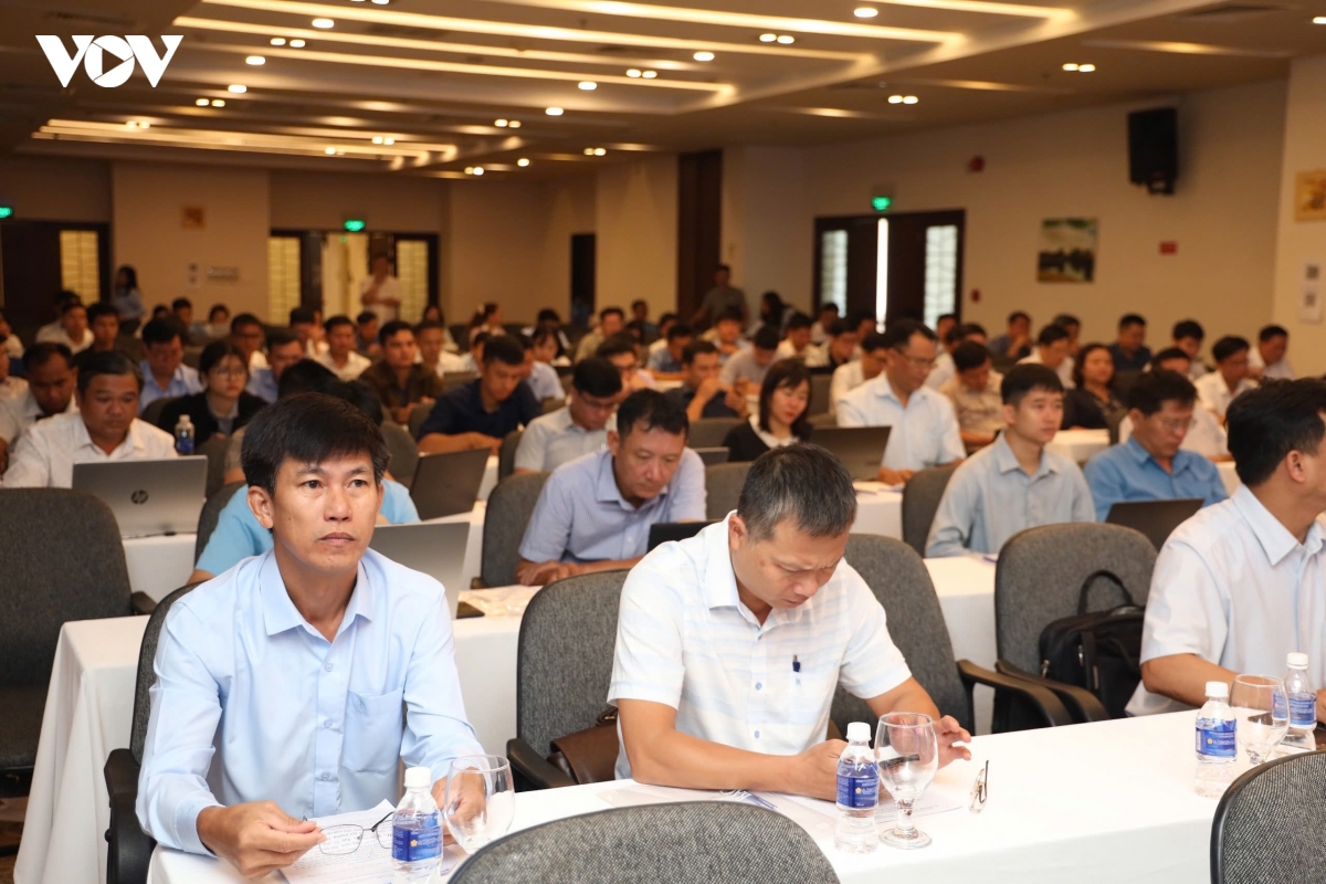 Cán bộ, công chức từ cấp tỉnh đến cấp xã, phường tham gia lớp tập huấn.