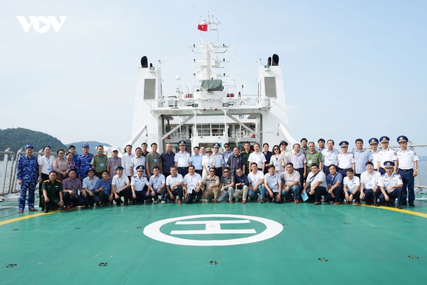 2_doan_cong_tac_chup_anh_ky_niem_truoc_chuyen_di.jpg