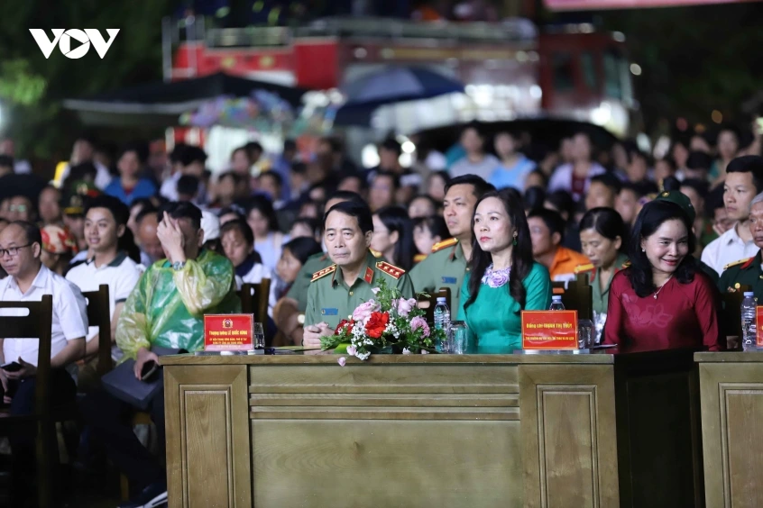 3._tham_du_chuong_trinh_co_thuong_tuong_le_quoc_hung_uy_vien_trung_uong_dang_thu_truong_bo_cong_an.jpg