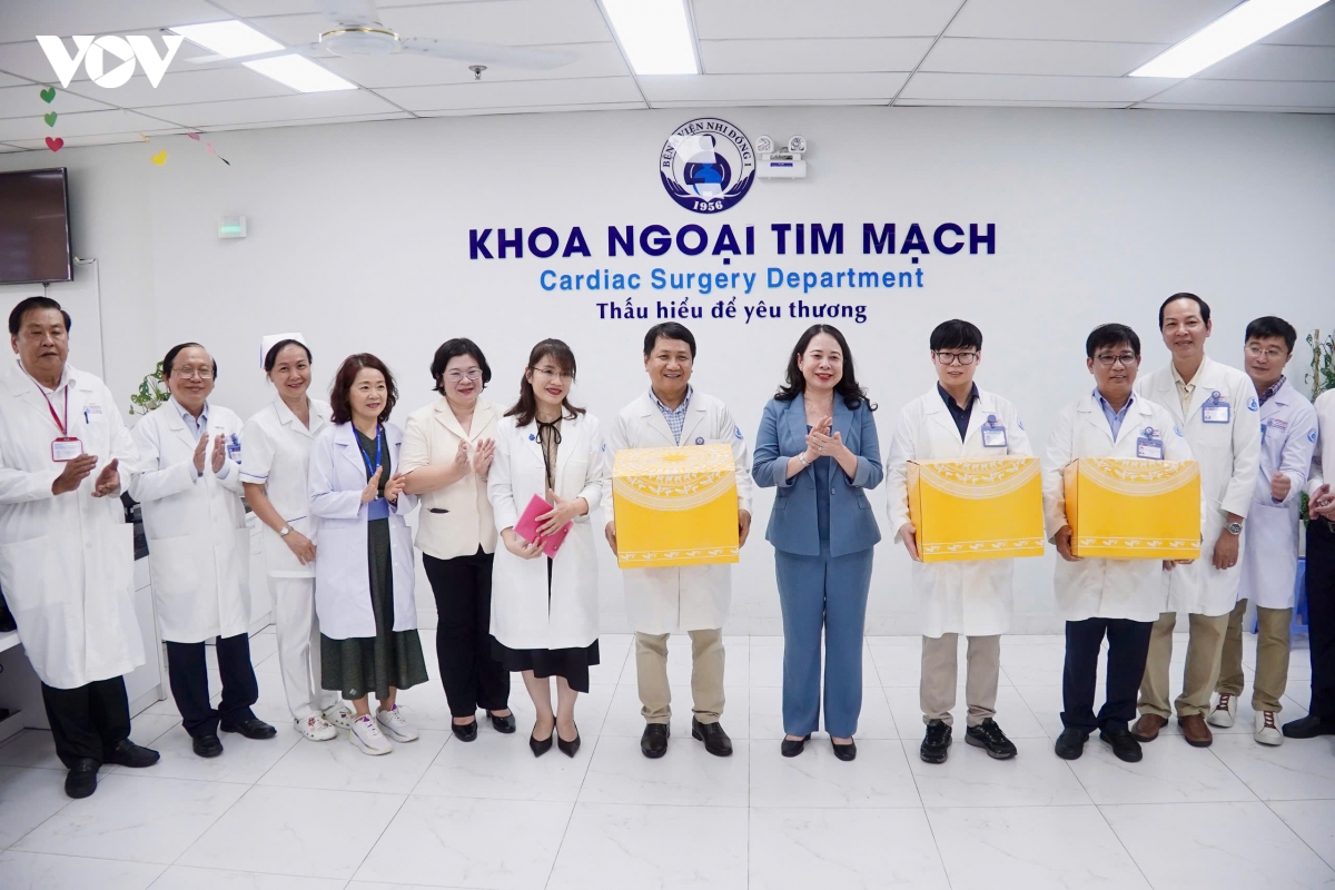 300_phan_qua_tri_gia_600_trieu_dong_duoc_trao_den_cac_benh_nhi_kho_khan_anh_kim_dung.jpg